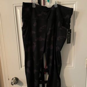 Women’s plus active leggings - NWT